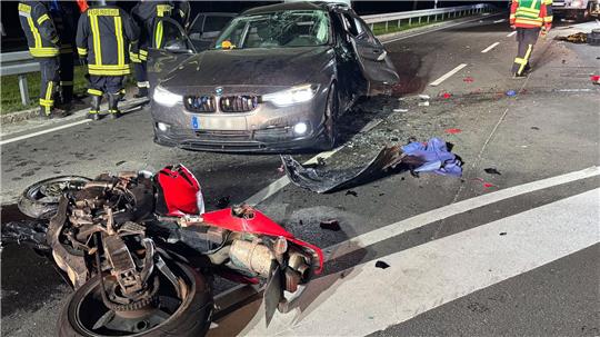 Ein Motorradfahrer ist bei Marktbergel in Mittelfranken tödlich verunglückt.