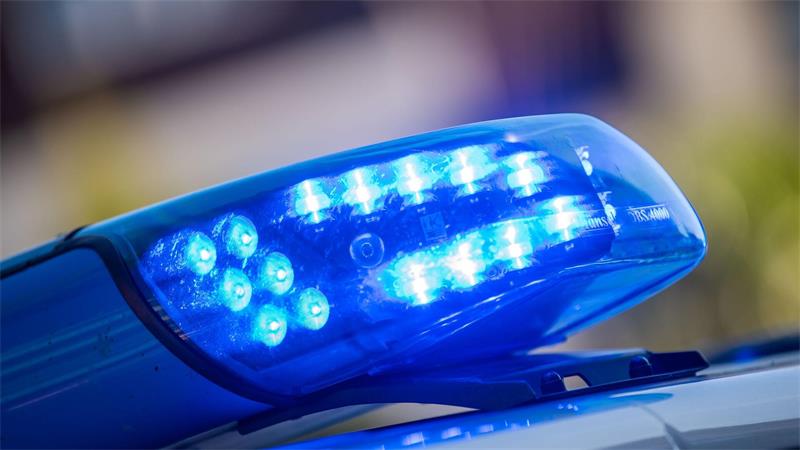 Ein Motorradfahrer stirbt bei einem alleinbeteiligten Unfall. (Symbolbild)