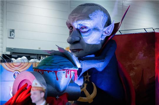 Ein Mottowagen, der Russlands Präsidenten Wladimir Putin zeigt, wie er die Welt durch den Fleischwolf dreht.