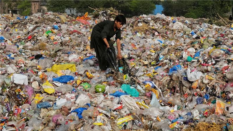 Bilder des Tages Ein Müllsammler sammelt wiederverwertbare Gegenstände, darunter Plastik, auf einer Mülldeponie in Lahore, Pakistan.
