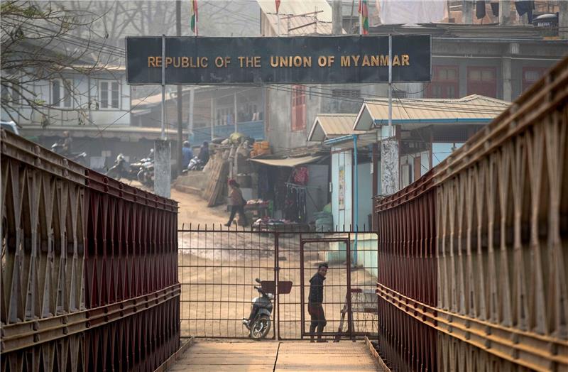 Heftige Kämpfe: Schwere Verluste für Myanmars Militär Ein Myanmarese blickt an der Grenze zwischen Indien und Myanmar in Richtung der indischen Seite.