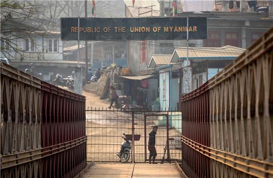 Ein Myanmarese blickt an der Grenze zwischen Indien und Myanmar in Richtung der indischen Seite.