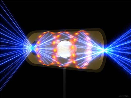 Ein NIF-Target-Pellet in einer Hohlraumkapsel mit Laserstrahlen, die durch Öffnungen an beiden Enden eintreten. Die Strahlen komprimieren und erhitzen das Target auf die Bedingungen, die für die Kernfusion erforderlich sind.