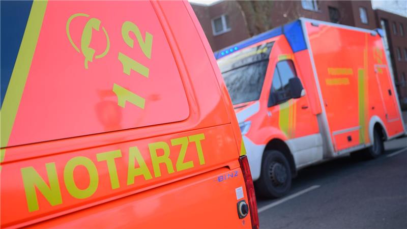 Ein Notarzt kümmerte sich an der Unfallstelle um den verletzten Mann. (Symbolbild)