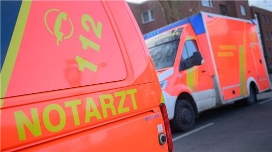 Ein Notarzt kümmerte sich an der Unfallstelle um den verletzten Mann. (Symbolbild)