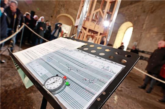 Ein Notenblatt des Musikstücks «ORGAN2/ASLSP» von John Cage vor Beginn des Klangwechsels vor der Orgel in der Burchardi-Kirche.