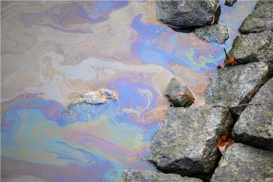 Ein Ölfilm auf dem Wasser des Nord-Ostsee-Kanals. Die weltweit meistbefahrene künstliche Seewasserstraße bleibt nach einem Ölunfall voraussichtlich mindestens bis zum 28. Dezember für die Schifffahrt gesperrt.