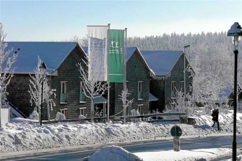 Ein Österreicher leitet jetzt die Feriensiedlung: Einige Gebäude des Torfhaus-Resorts im Schnee.  Foto: Böhl