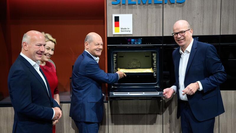 Ein Ofen, der den Flammkuchen auf dem Backblech erkennt. „Ich glaube, das wird viele neue Köche erzeugen, die behaupten werden, sie hätten alles selbst gemacht“, witzelte Scholz.
