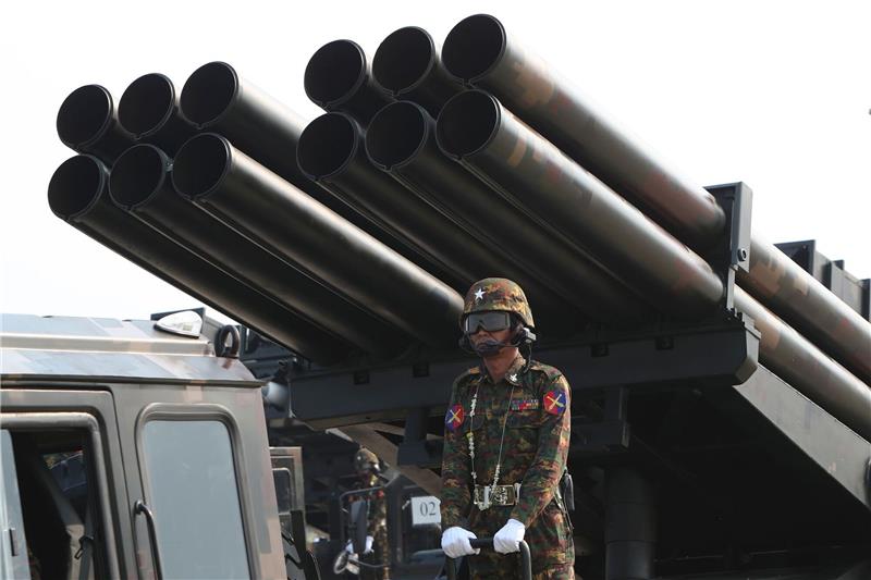 Entsetzen nach Luftangriff auf Zivilisten in Myanmar Ein Offizier steht während einer Militärparade auf einem mit Raketen beladenen Lastwagen.
