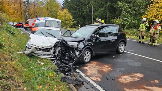 Ein Opel Mokka und ein Toyota stießen auf der B241 zusammen.