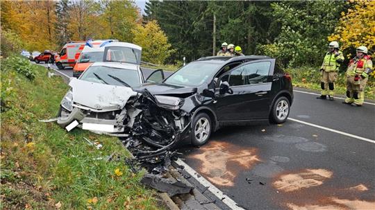 Ein Opel Mokka und ein Toyota stießen auf der B241 zusammen.