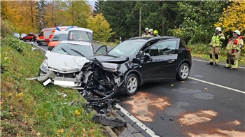 Ein Opel Mokka und ein Toyota stießen auf der B241 zusammen.