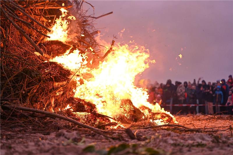 Osterfeuer zieht Schaulustige an den Strand nach Norddeich Ein Osterfeuer am Strand lockt zahlreiche Zuschauer an.
