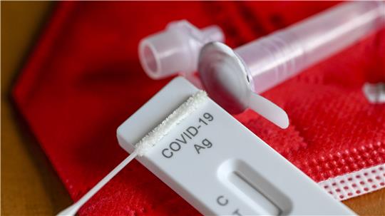 Ein PCR-Test ist zum Nachweis einer Corona-Infektion geeignet. Auch die Quarantäne-Anordnung für Personen in häuslicher Gemeinschaft während der Pandemie war rechtens, hat das Verwaltungsgericht Braunschweig festgestellt.