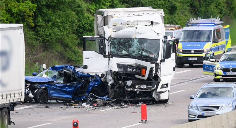 Ein PKW und ein LKW stehen nach einem Unfall auf der Autobahn A2.