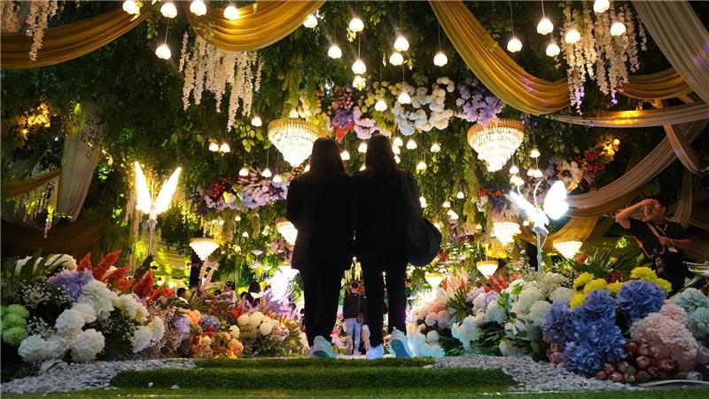 Ein Paar betritt einen Veranstaltungsort während einer LGBTQIA+-Verlobungszeremonie am Valentinstag.