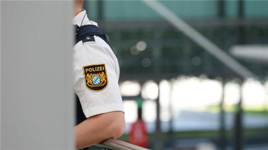 Ein Paar hat auf einem Flug „sexuelle Handlungen aneinander vorgenommen“ und mit dem Verhalten gegenüber dem Flugpersonal einen Polizeieinsatz ausgelöst.