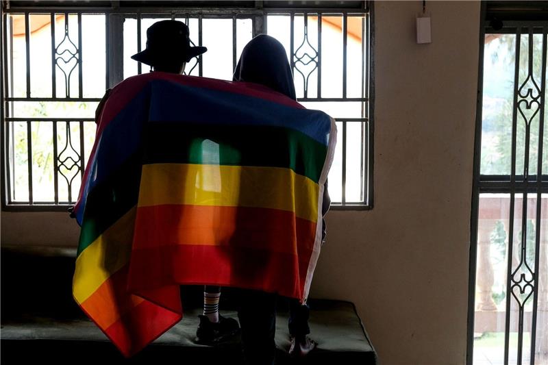 Uganda: Gesetz gegen Homosexualität bestätigt Ein Paar mit einer Pride-Fahne: Die rechtliche Situation offen queerer Menschen ist nicht nur in Uganda schwierig.