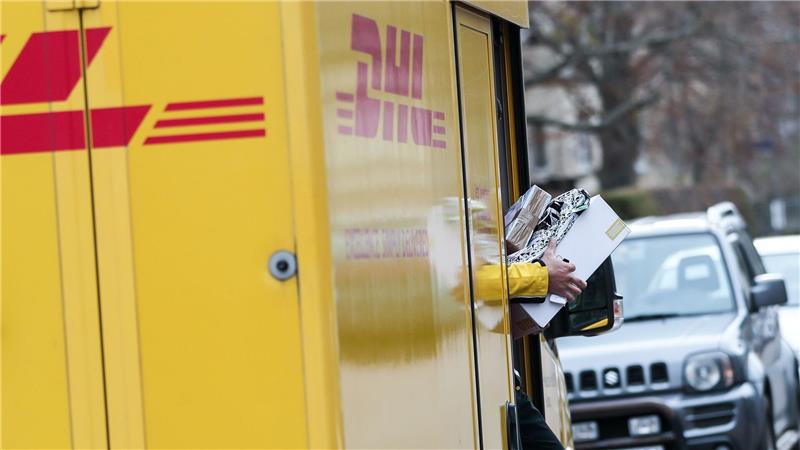 Anzahl der Post-Beschwerden steigt auf Höchstwert Ein Paketbote liefert Pakete aus - mancherorts waren Bundesbürger verärgert über die Qualität der Zustellung.