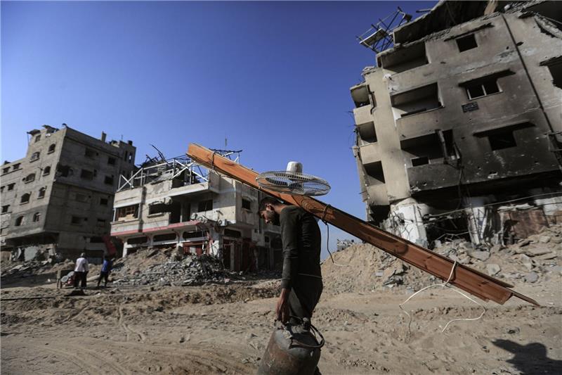 Gedämpfte Hoffnungen auf Waffenruhe im Gaza-Krieg Ein Palästinenser mit seinen Habseligkeiten bei der Rückkehr nach Chan Junis.