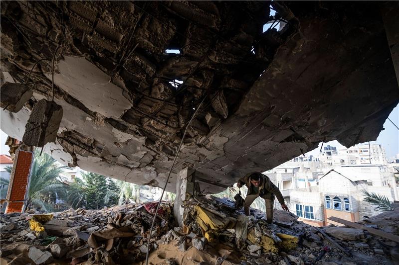 Augenzeugen: Israels Armee bombardiert Ziele in Rafah Ein Palästinenser rettet seine Habseligkeiten nach einem israelischen Angriff auf Rafah.