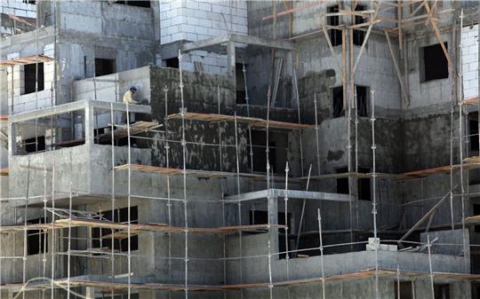 Ein Palästinenser zementiert in der großen jüdischen Siedlung Ma'ale Adumim im Westjordanland eine Mauer in einem Wohnkomplex. (Archivbild)