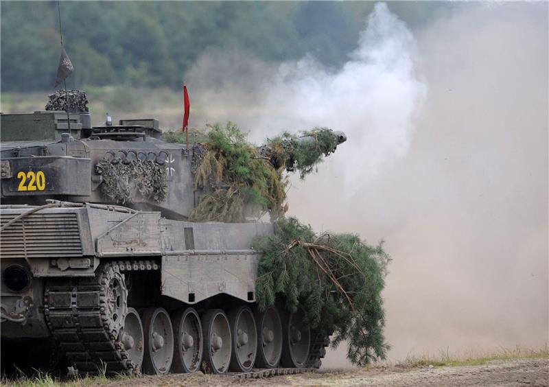 Faktencheck: Clips im Netz zeigen keine Lieferung an Ukraine Ein Panzer Leopard 2A6 des Panzerlehrbataillones 93 der Bundeswehr auf dem Truppenübungsplatz Oberlausitz.