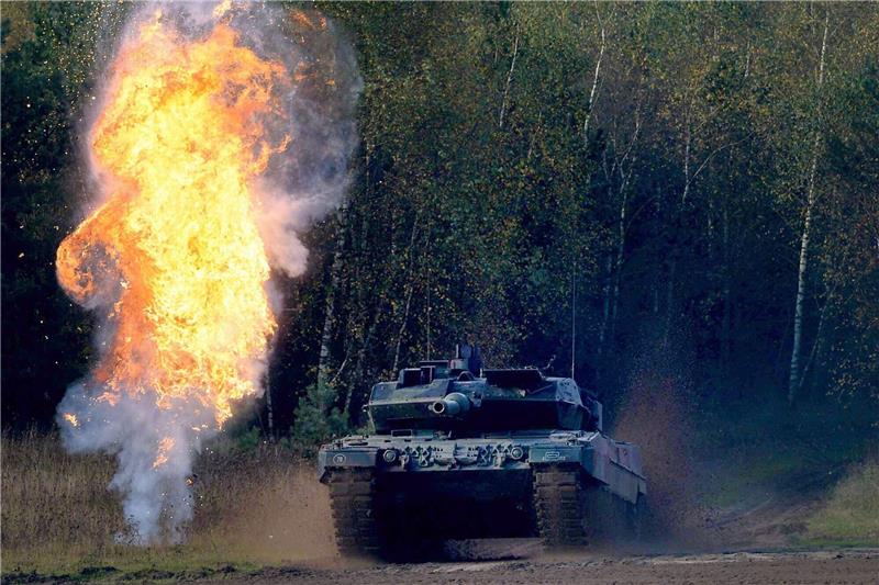 Ein Panzer Leopard 2A6 während einer Übung im niedersächsischen Bergen.