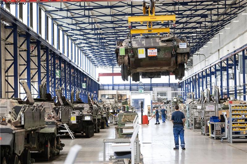 US-Panzerauftrag: Rheinmetall kommt in Endauswahl Ein Panzer vom Typ Marder schwebt in der Fertigungshalle von Rheinmetall. Der Rüstungskonzern ist im Wettbewerb um einen Milliardenauftrag weiter im Rennen.