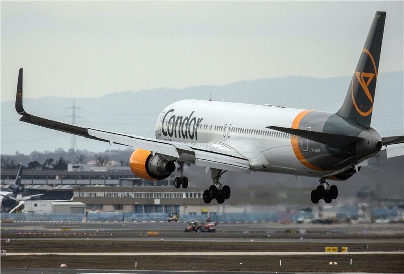 Top-Note der Pilotengewerkschaft für den Flughafen Bremen Ein Passagierflugzeug des Ferienfliegers Condor landet auf dem Flughafen.