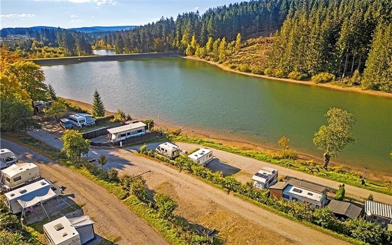Das Hahnenkleer Kreuzeck: Vom Insolvenzfall zum Vorzeigeplatz Ein Pfund, mit dem der Campingplatz Kreuzeck wuchern kann: Das Areal direkt am Oberen Grumbacher Teich bietet seinen Nutzern jede Menge Natur pur. Im Sommer erlebt der Platz Rekordwochen, in denen er komplett ausgebucht ist. Fotos: Kreuzeck (3)