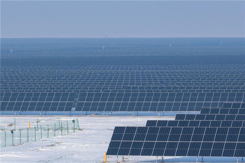Wie China mit Solar seine Probleme löst Ein Photovoltaik-Energieprojekt in der Autonomen Präfektur Changhi der Hui.
