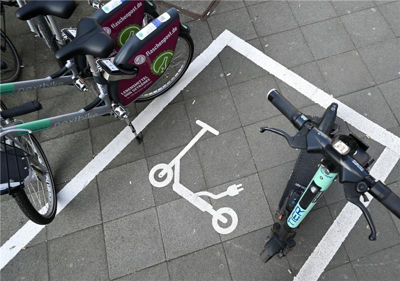 Ein Piktogramm weist auf eine Abstellfläche für E-Scooter hin. Die Stadt Frankfurt setzt seit einem Jahr auf kostenpflichtige Sondernutzungserlaubnisse für die Verleiher der Scooter.