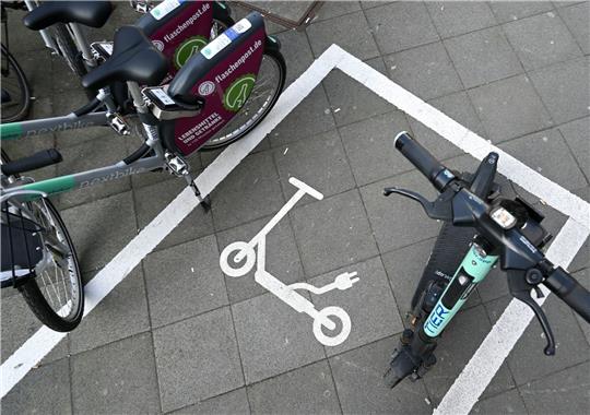 Ein Piktogramm weist auf eine Abstellfläche für E-Scooter hin. Die Stadt Frankfurt setzt seit einem Jahr auf kostenpflichtige Sondernutzungserlaubnisse für die Verleiher der Scooter.