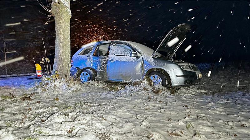 Wintereinbruch bringt den Verkehr ins Schleudern Ein Pkw ist bei starkem Schneefall von der Straße abgekommen und zwischen Deschka und Zentendorf IN der Gemeinde Neißeaue im Landkreis Görlitz gegen einen Baum geprallt.