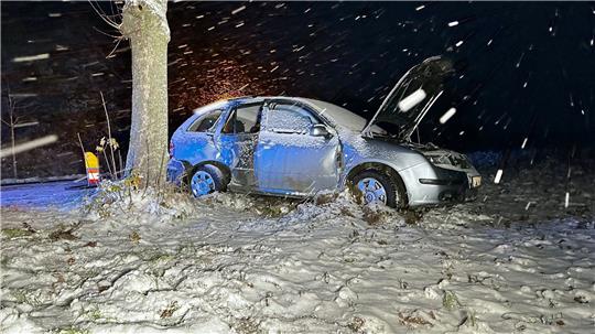 Ein Pkw ist bei starkem Schneefall von der Straße abgekommen und zwischen Deschka und Zentendorf IN der Gemeinde Neißeaue im Landkreis Görlitz gegen einen Baum geprallt.