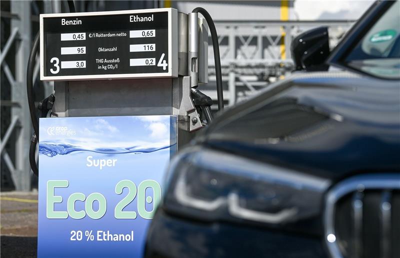 Erste öffentliche E20-Zapfsäule in Deutschland wird eröffnet Ein Pkw parkt vor einer E20-Tankstelle im Werk der Südzucker-Tochter CropEnergies in Zeitz.