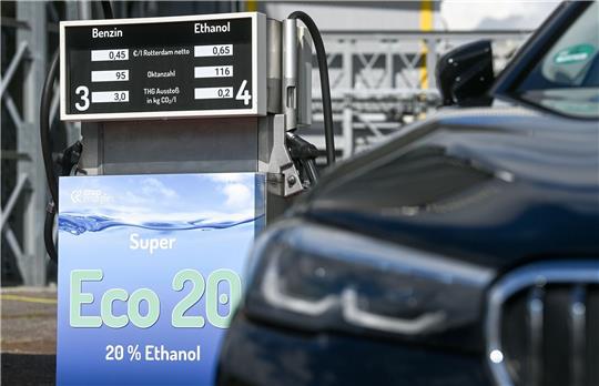 Ein Pkw parkt vor einer E20-Tankstelle im Werk der Südzucker-Tochter CropEnergies in Zeitz.