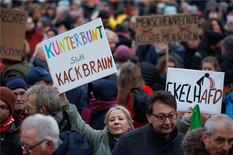 Ein Plakat „Kunterbunt statt Kackbraun“ ist bei einer Demonstration gegen Rechtsextremismus in Gütersloh auf einem Plakat zu sehen.