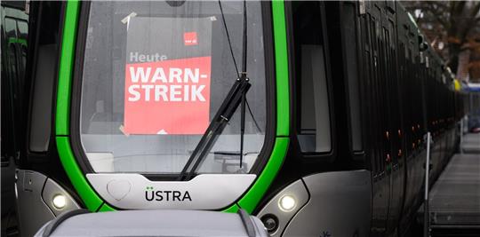 Ein Plakat «Warnstreik» klebt in den Frontscheibe einer Stadtbahn der Hannoverschen Verkehrsbetriebe Üstra auf dem Betriebshof Glocksee.