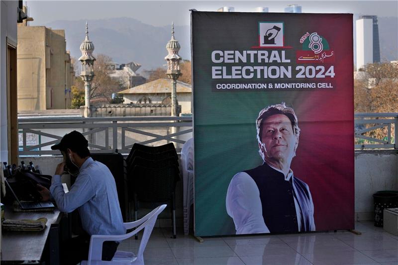 Ein Plakat mit dem Bild des inhaftierten Ex-Premiers Imran Khan in Islamabad. Pakistans Wahlen waren überschattet von Internetsperren und Manipulationsvorwürfen.