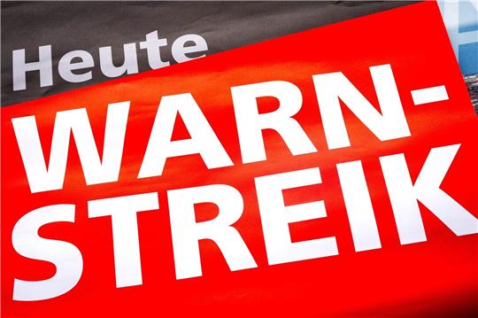 Ein Plakat mit der Aufschrift „Heute Warnstreik“ bei einer Kundgebung vor dem Betriebshof der Bremer Straßenbahn AG (BSAG).