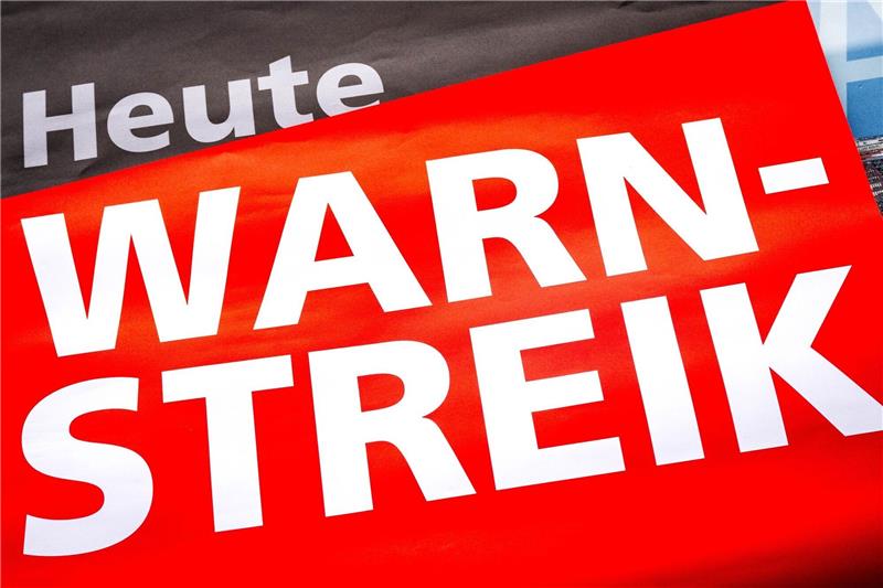 Warnstreik im Nahverkehr wird auf Bremen ausgeweitet Ein Plakat mit der Aufschrift „Heute Warnstreik“ bei einer Kundgebung vor dem Betriebshof der Bremer Straßenbahn AG (BSAG).