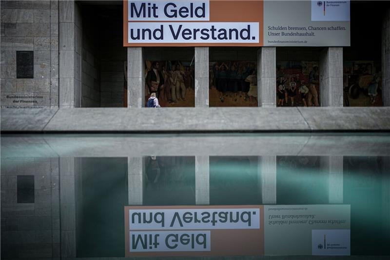 Haushaltsurteil: Welche Wege führen aus dem Milliardenloch? Ein Plakat mit der Aufschrift «Mit Geld und Verstand. Schulden bremsen, Chancen schaffen. Unser Bundeshaushalt.» hängt über dem Eingang zum Bundesministerium der Finanzen.
