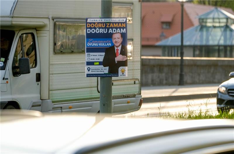 Ein Plakat wirbt in Nürnberg für die Präsidentenwahl in der Türkei - Recep Tayyip Erdoğan ruft darauf türkische Wahlberechtigte dazu auf, am 14. Mai für ihn zu stimmen.