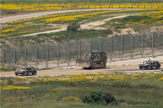 Ein Planierraupe der israelischen Armee ist in der Nähe der Grenze zum Gazastreifen zu sehen: Israel errichtet Berichten zufolge eine Kontrollstation.