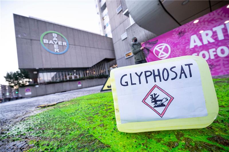 Ein Plastikcontainer mit der Aufschrift «Glyphosat» steht bei einer Protestaktion vor dem Eingang des Chemiekonzerns Bayer. Das Mittel bleibt zugelassen.