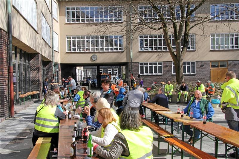 Fast 2000 Menschen befreien Goslar von Abfällen und Müll Ein Platz mit vielen Möglichkeiten wird ausprobiert: Erstmals treffen sich viele freiwillige Helfer nach dem Sammeln des Mülls in Stadt und Landschaft auf dem „KUMA“ zu Austausch, Imbiss und Dankeschön. Foto: Hohaus