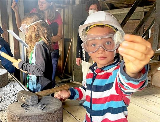 Ein Pochdiplom im Bergwerksmuseum steht bei der Kinder-Sommer-Uni auf dem Programm.